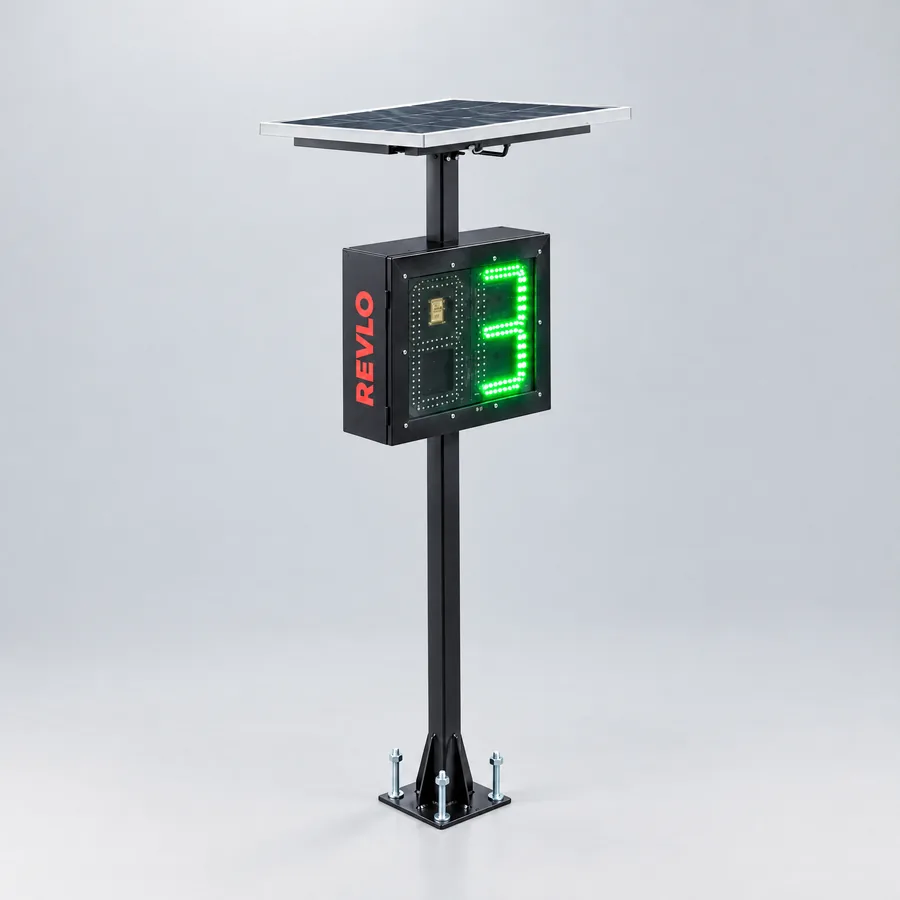 Lombada eletrônica fixa em coluna mostrando a velocidade no display verde