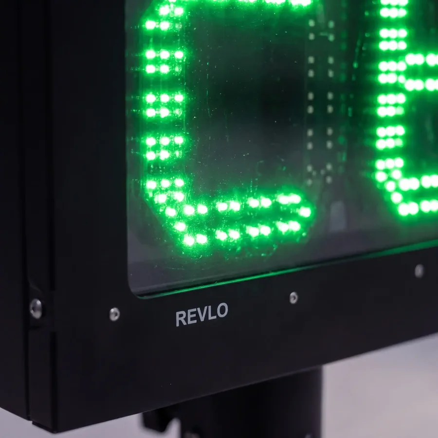 Close dos dígitos de LED verde da lombada eletrônica Revlo atrás do vidro do gabinete