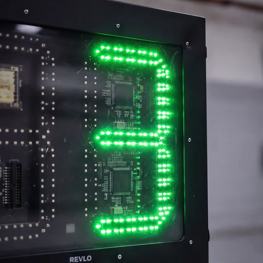 Placa eletrônica da lombada eletrônica Revlo vista atrás dos LEDs acesos