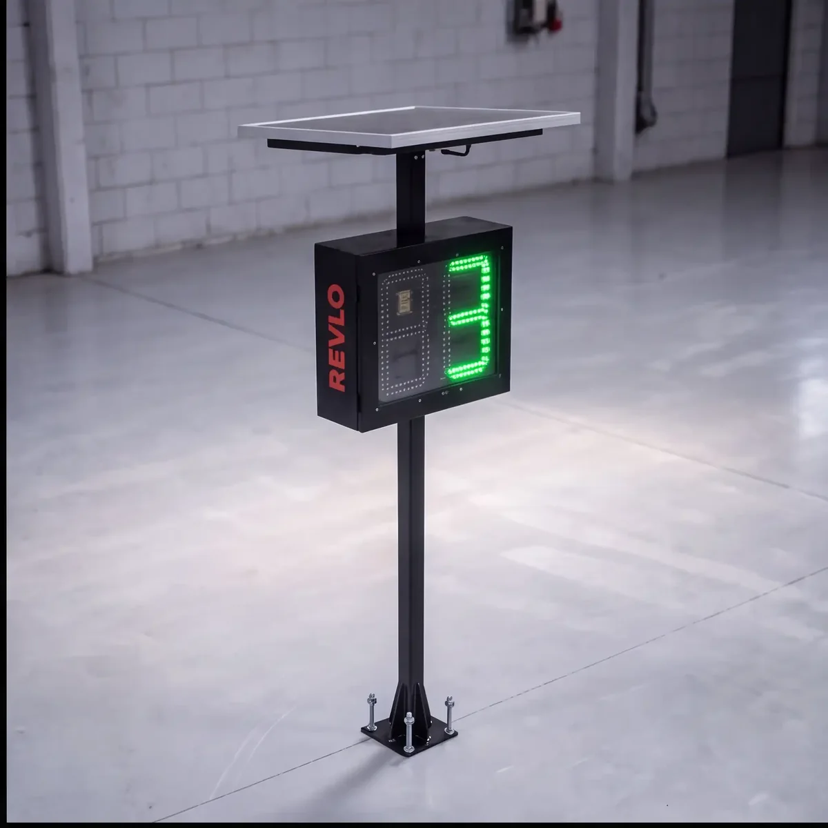 Lombada eletrônica Revlo em coluna chumbada, com painel solar e a velocidade em LED verde