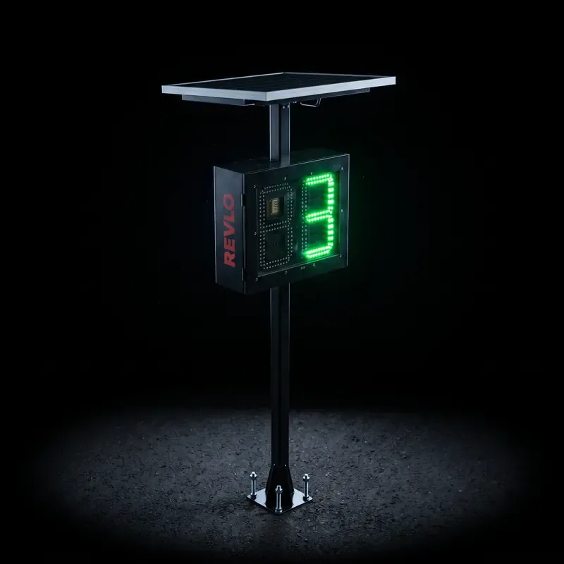 Lombada eletrônica Revlo em coluna chumbada, com painel solar e a velocidade em LED verde
