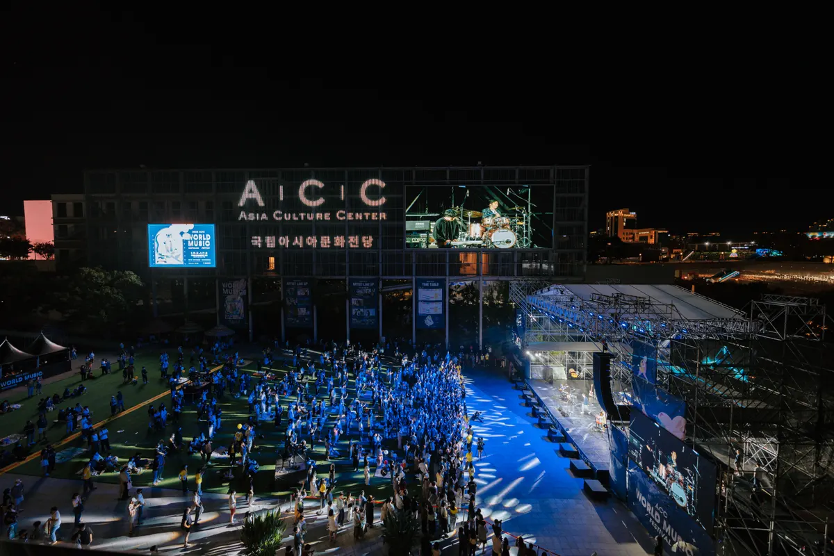 Vista aérea de arena ao ar livre iluminada durante a noite