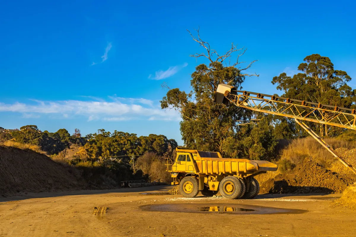 Caminhão fora de estrada de grande porte em pátio de mineração