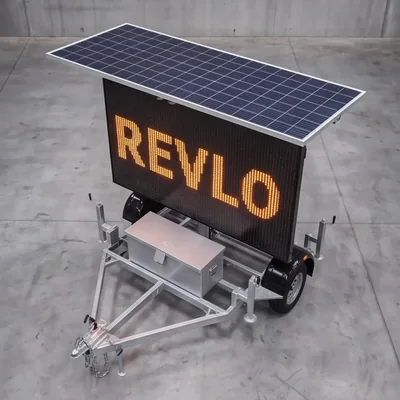 Placas fotovoltaicas do painel de mensagem variável Revlo abertas, vistas de cima, sobre a tela de LED