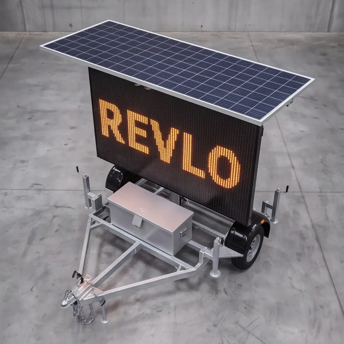 Placas fotovoltaicas do painel de mensagem variável Revlo abertas, vistas de cima, sobre a tela de LED