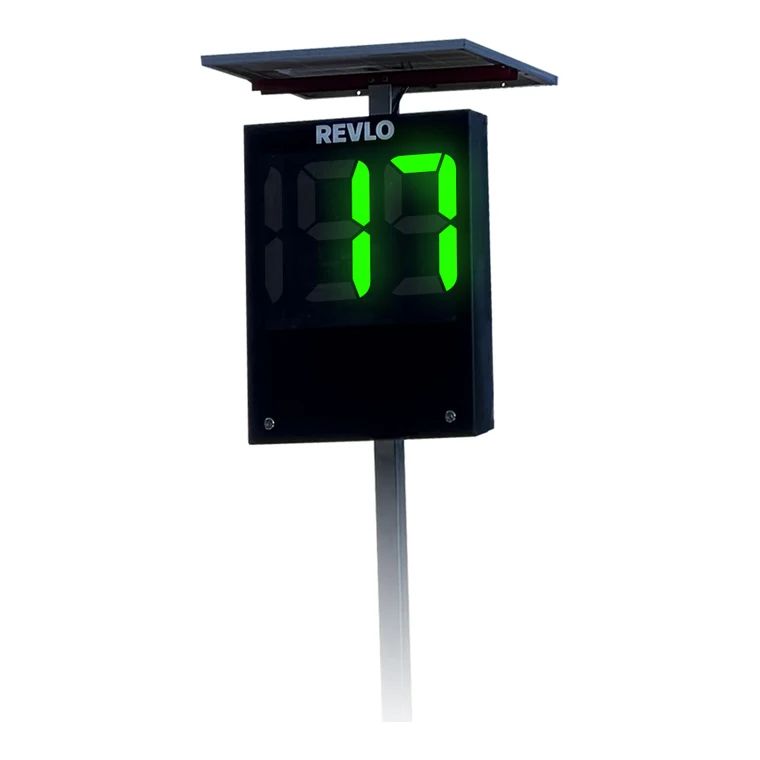 Lombada eletrônica móvel Revlo exibindo a velocidade em LED verde, com painel solar