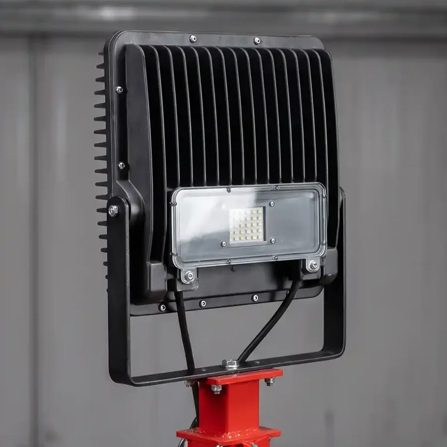 Refletor de LED da RV 2400 de perto, com o corpo aletado de alumínio e a lente de vidro