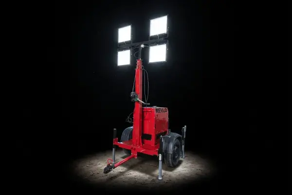 Torre de iluminação RV 4000 sobre reboque, com os quatro refletores acesos no escuro