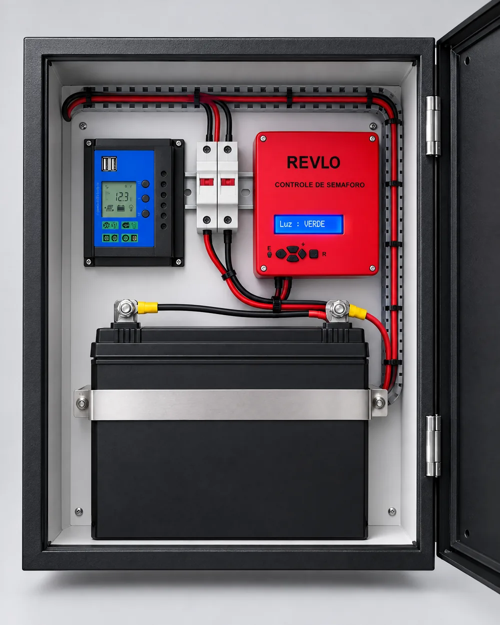 Gabinete do semáforo solar Revlo aberto e organizado: controlador de carga solar, dois fusíveis em trilho, o controle do semáforo com o visor na luz verde e a bateria presa por cinta de inox, com a fiação em canaleta